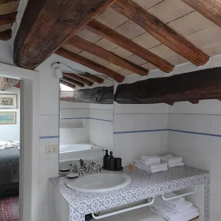 Classic And Chic In Trastevere Apartment