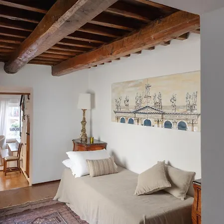 Classic And Chic In Trastevere Apartment